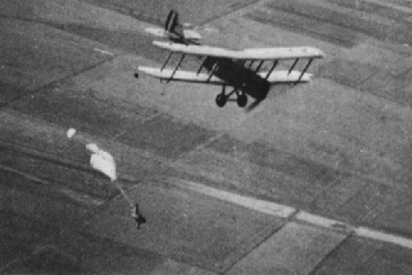 Flight Lieutenant Ellis Wackett made a freefall parachute jump from a D.H.9a over RAAF Base Richmond