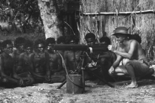 Flight Lieutenant Thomson instructing members of the NTSRU Aboriginal force